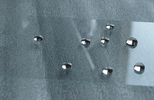 玻璃防指紋油有什么作用? 玻璃<a href='http://www.fphq.com.cn/' class='keys' title='點(diǎn)擊查看關(guān)于防指紋油的相關(guān)信息' target='_blank'>防指紋油</a>有什么作用?