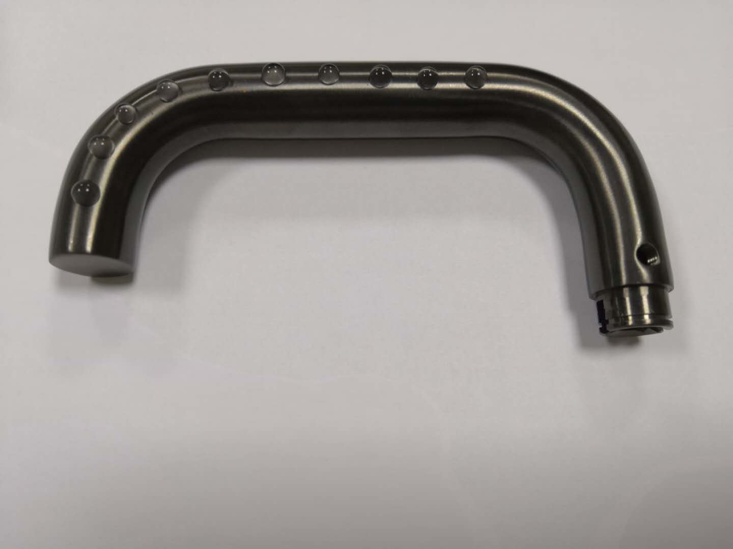 現(xiàn)在跟著高科技的發(fā)展，這些不銹鋼防指紋油的用途也越來越廣泛了，在許多當(dāng)?shù)囟紩?huì)用到這種不銹鋼防指紋油，由于這些不銹鋼防指紋油的使用范圍擴(kuò)展，隨之而來的這些不銹鋼防指紋油廠家也就越來越多，可是他們在生產(chǎn)這些不銹鋼防指紋油的時(shí)分，利用的一些技術(shù)和挑選的一些材料是有很大不同的，所以這就呈現(xiàn)了這種不銹鋼防指紋油質(zhì)量上的不同，所以挑選不銹鋼防指紋油廠家非常有必要。